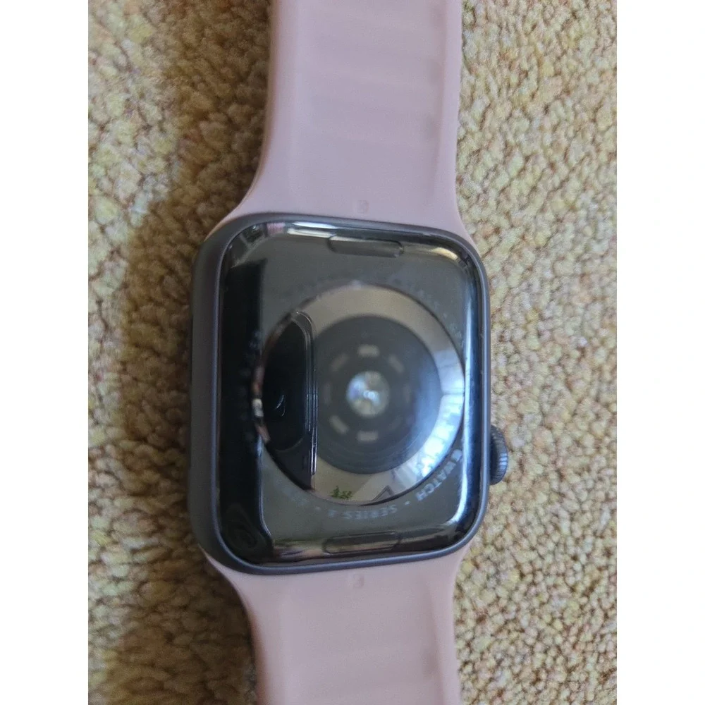 Apple Watch Series 4 Aluminum Case 16GB 40mm GPS Tracker Pink Silicone Band